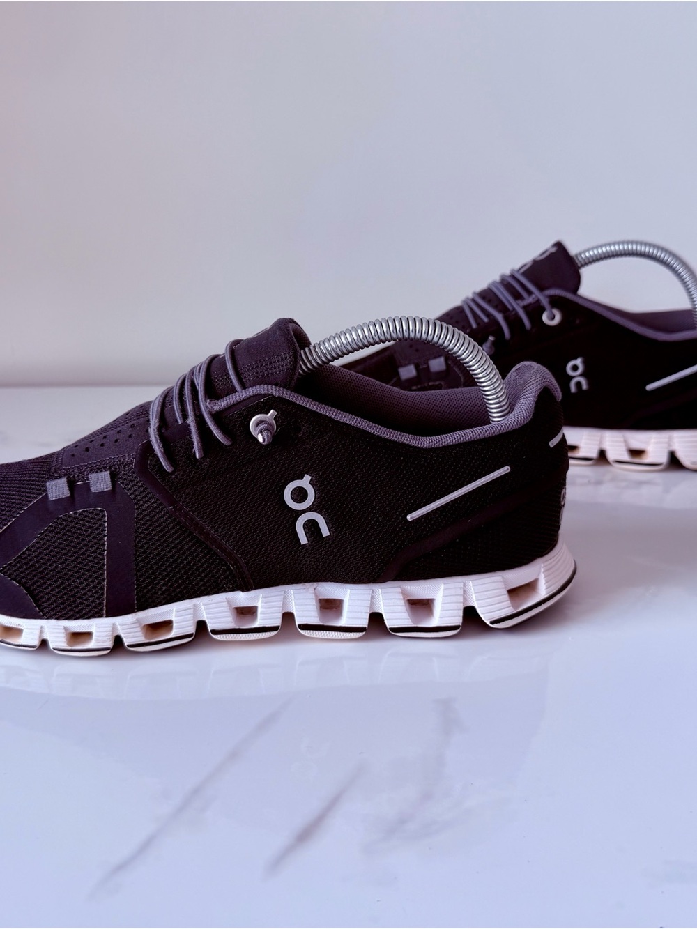 On Cloud 5 Black/White Lace-Up Low Top Athletic Sneakers